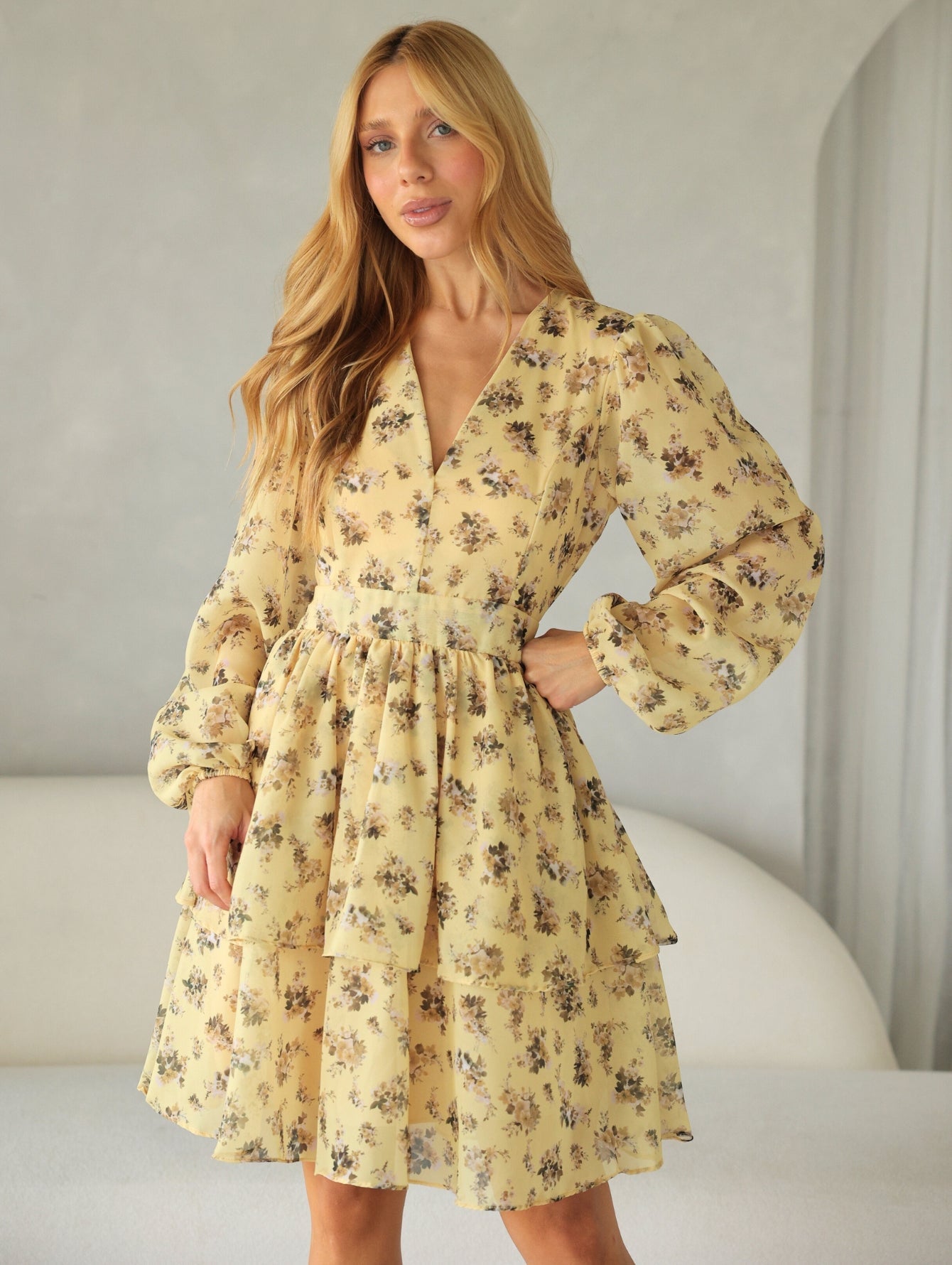 Vestido Floral com Decote V e Saia Duas Marias Cleo