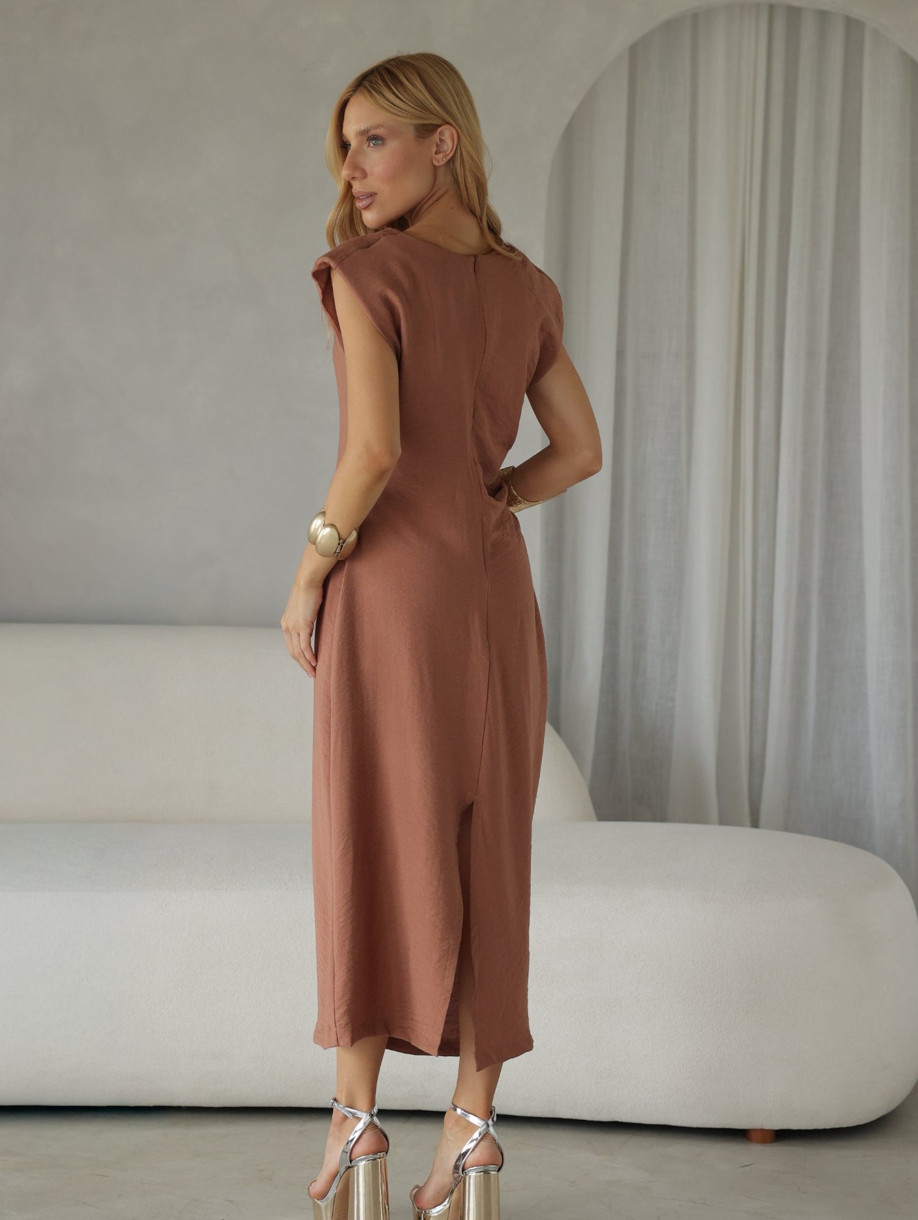 Vestido com Ombreiras e Drapeado na Cintura Ofelia