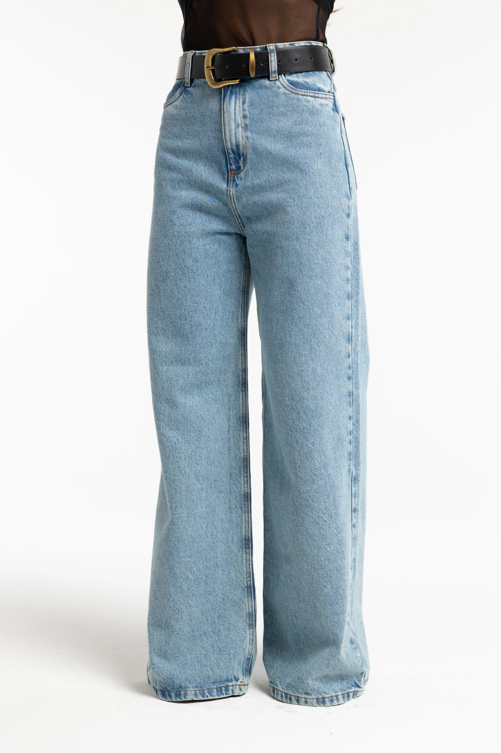 Calça Jeans Wide Leg Kaia em jeans médio — vista frontal