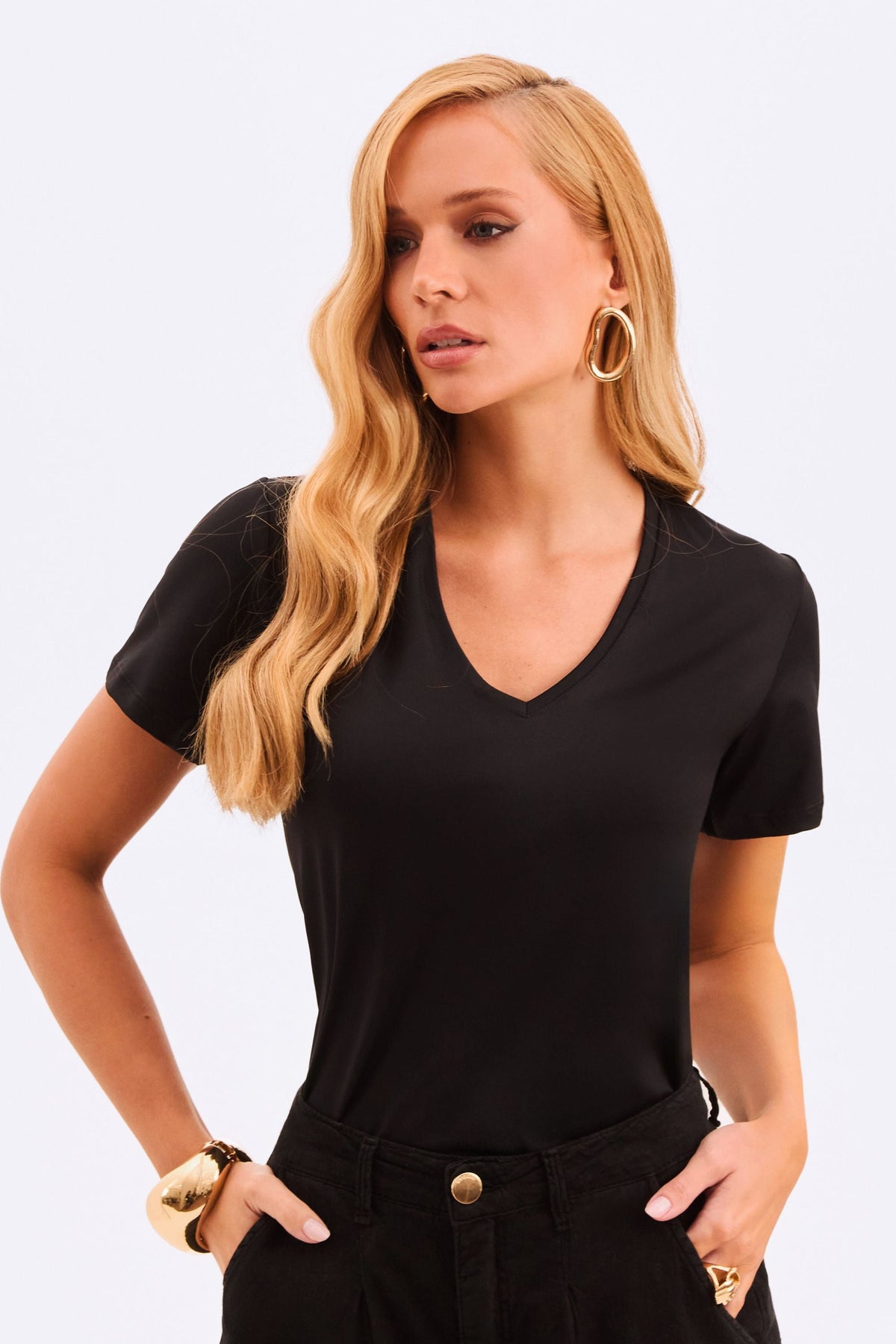 Camiseta Feminina Ampla Decote V — Preto