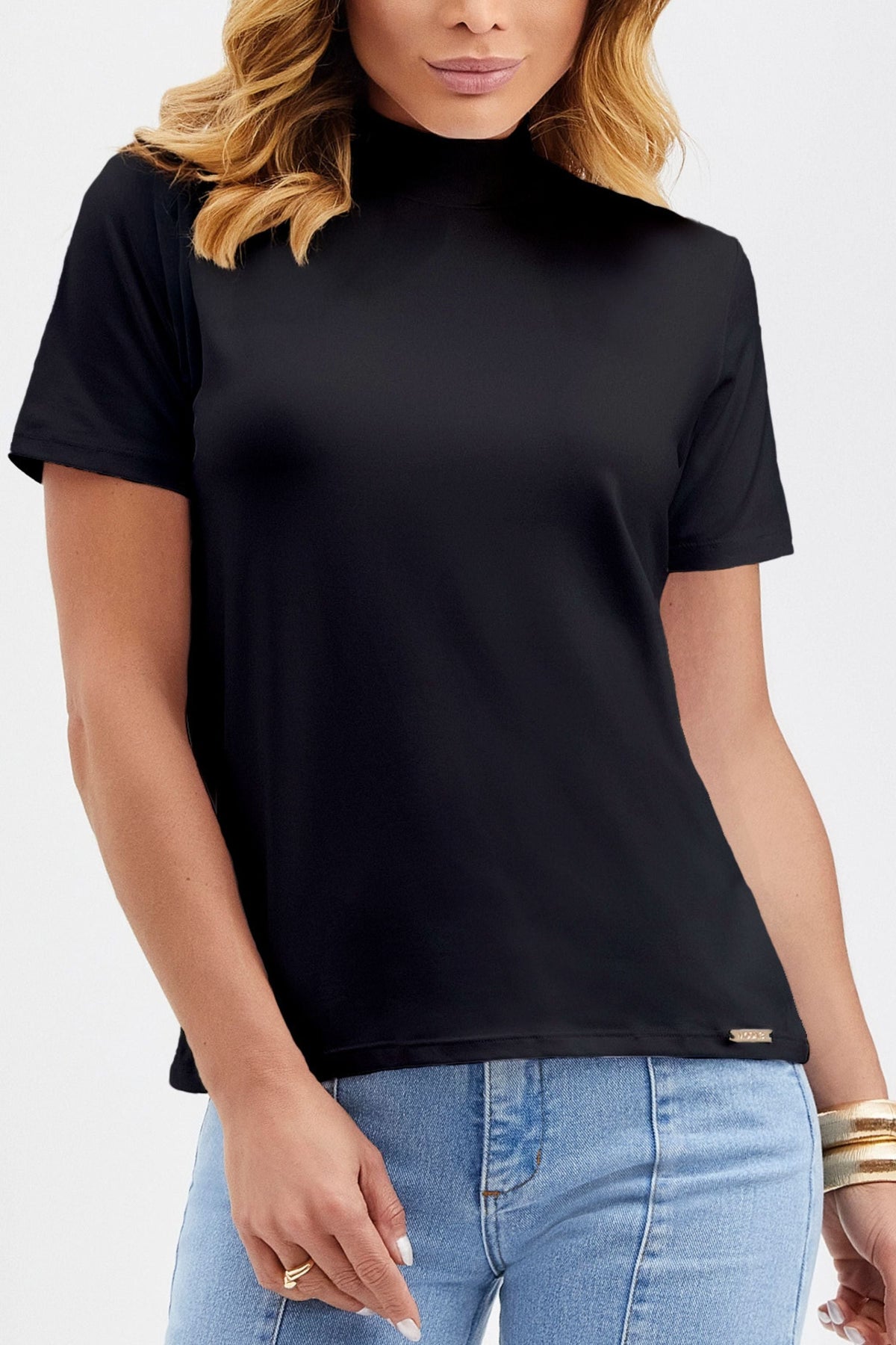 Camiseta Feminina Gola Alta — Preto