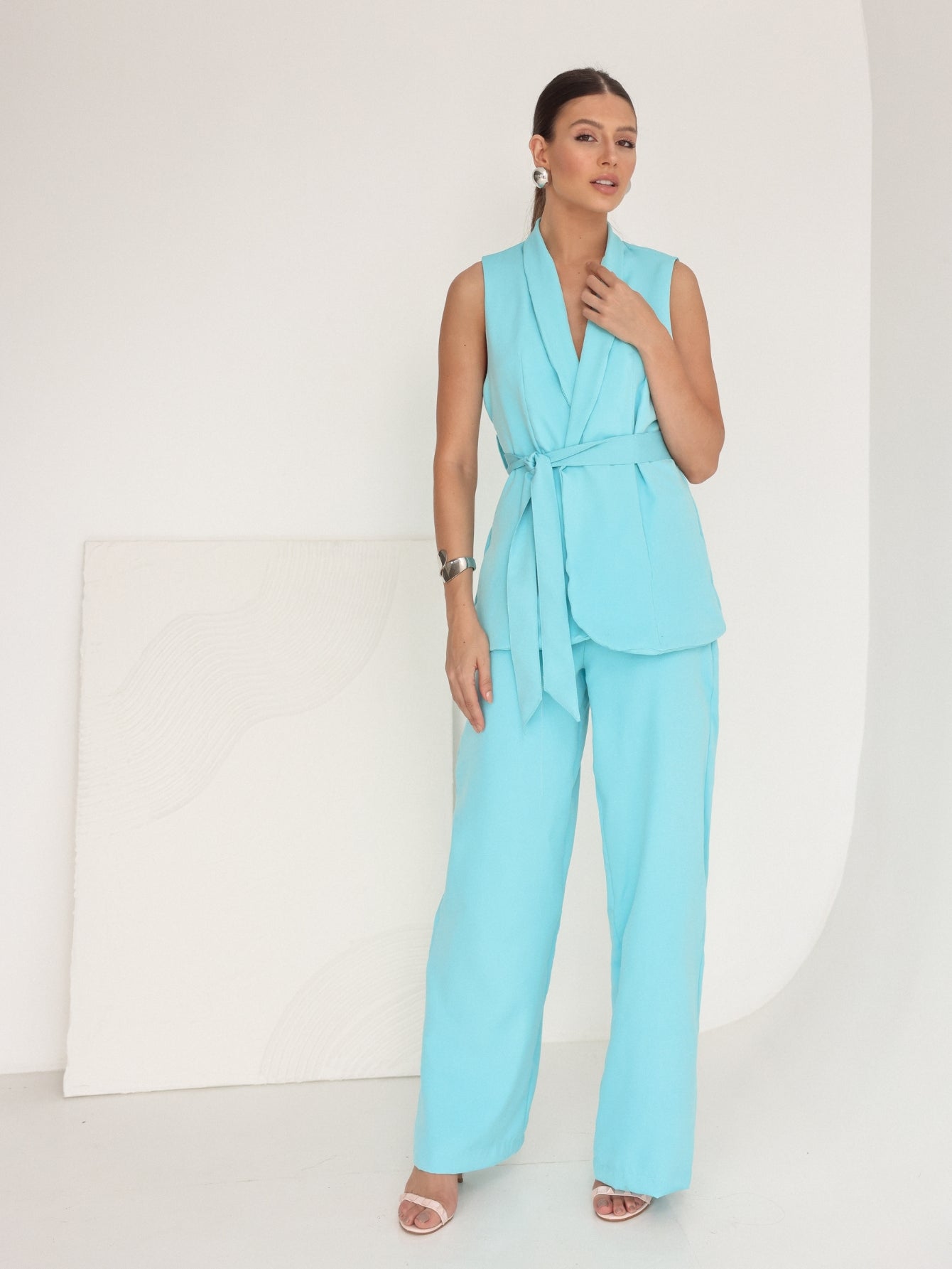 Conjunto em Alfaiataria Colete em V com Faixa e Calça Modelagem Reta Monique