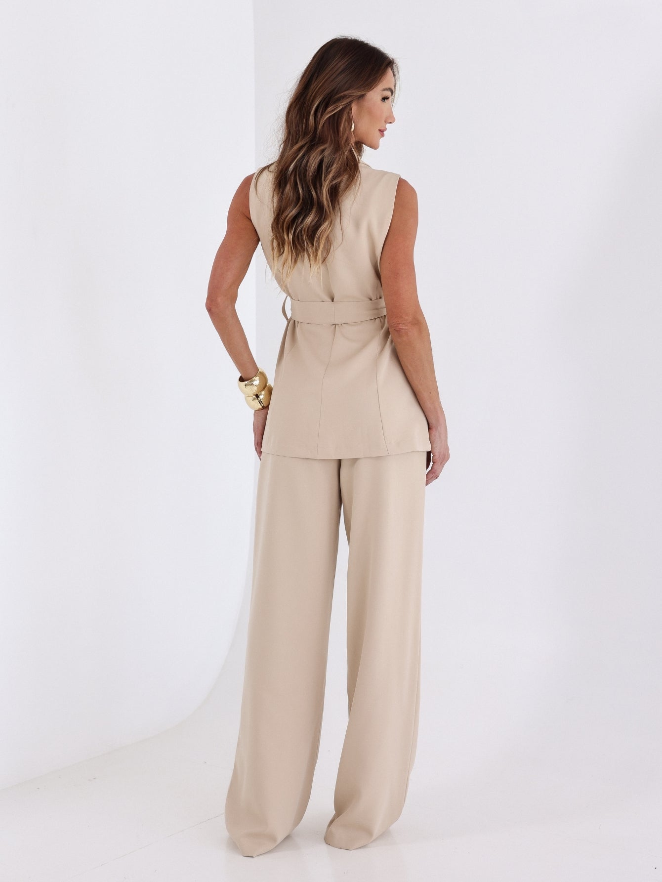 Conjunto em Alfaiataria Colete em V com Faixa e Calça Modelagem Reta Monique