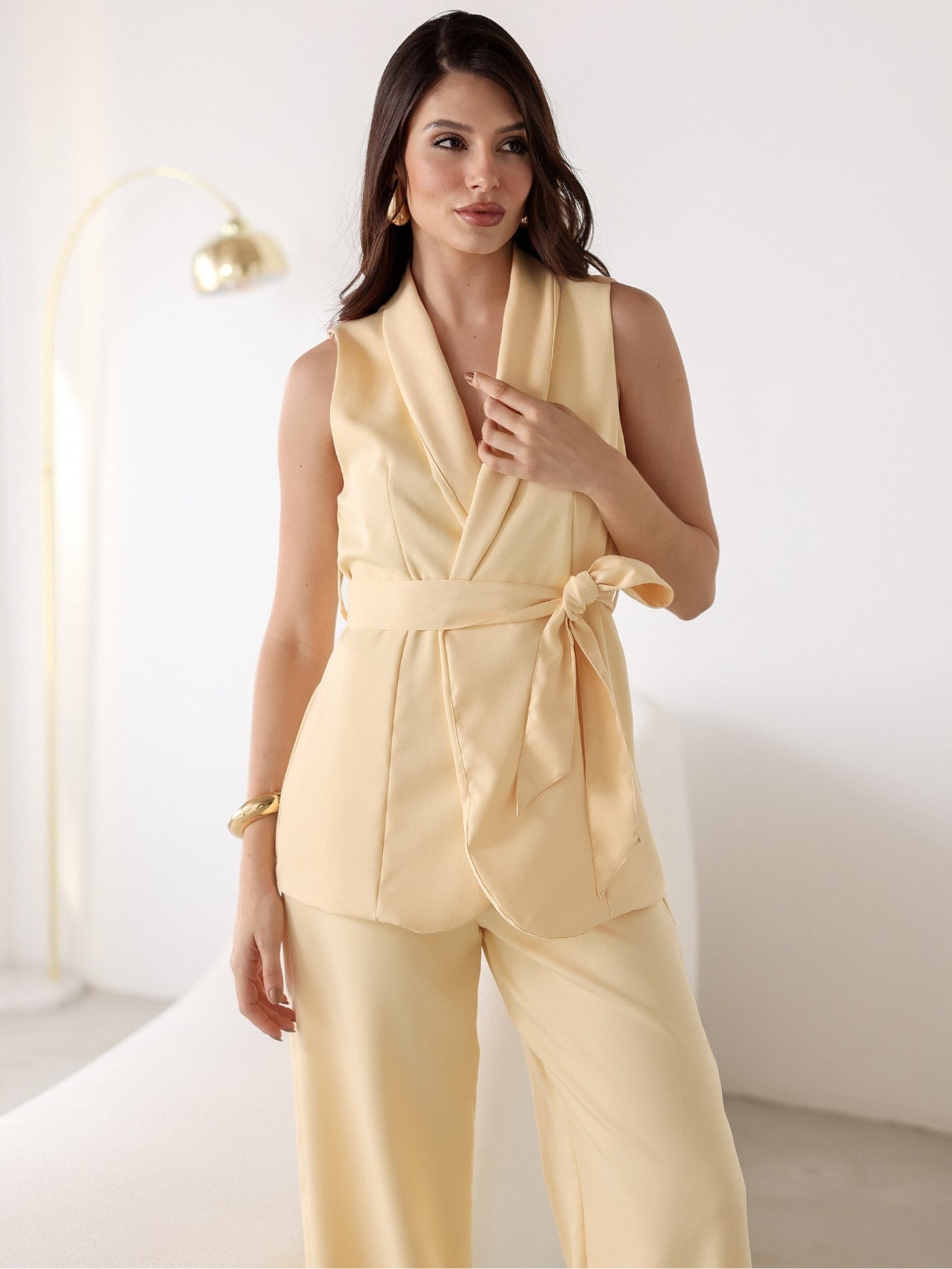 Conjunto em Alfaiataria Colete em V com Faixa e Calça Modelagem Reta Monique