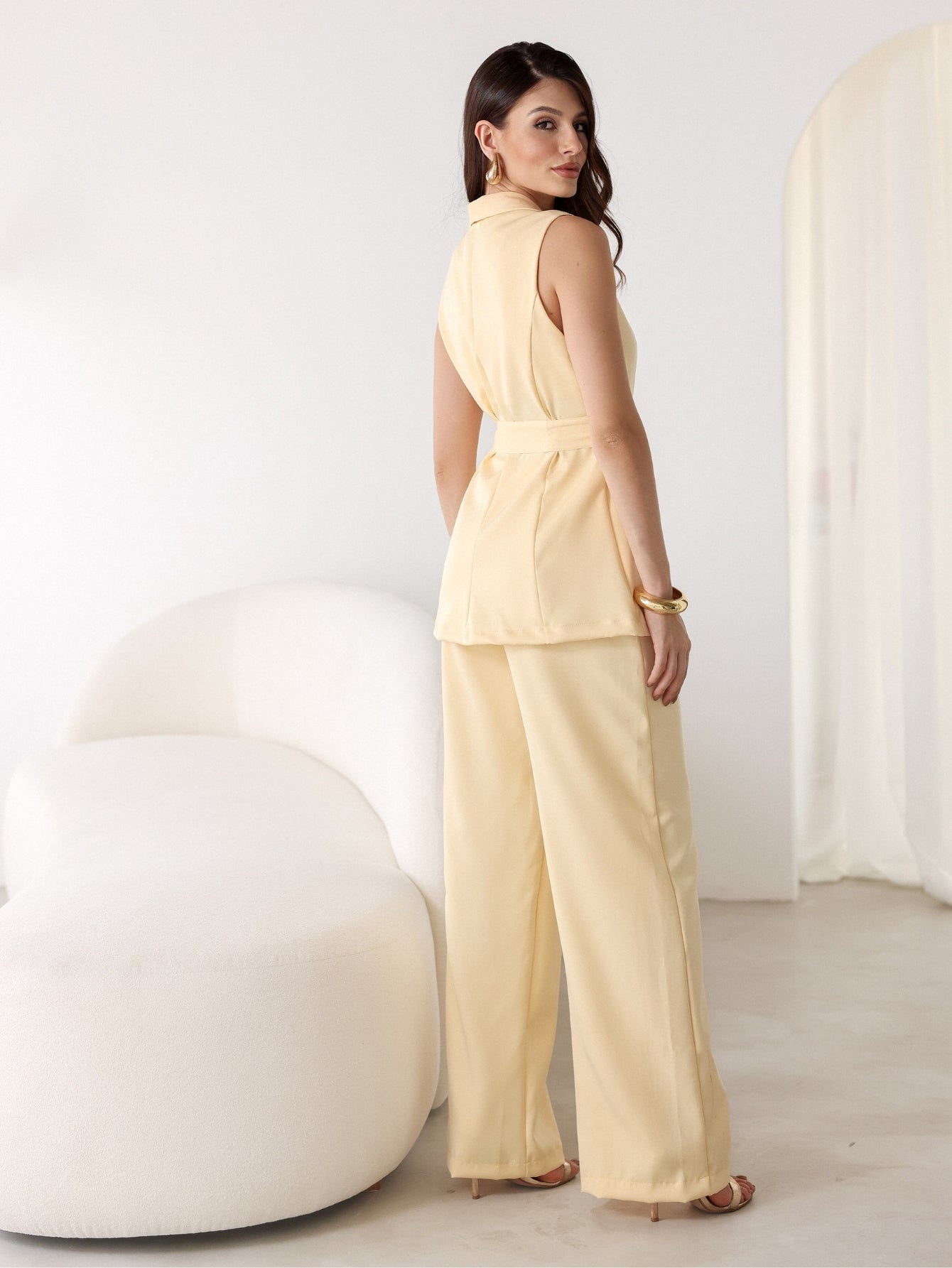 Conjunto em Alfaiataria Colete em V com Faixa e Calça Modelagem Reta Monique