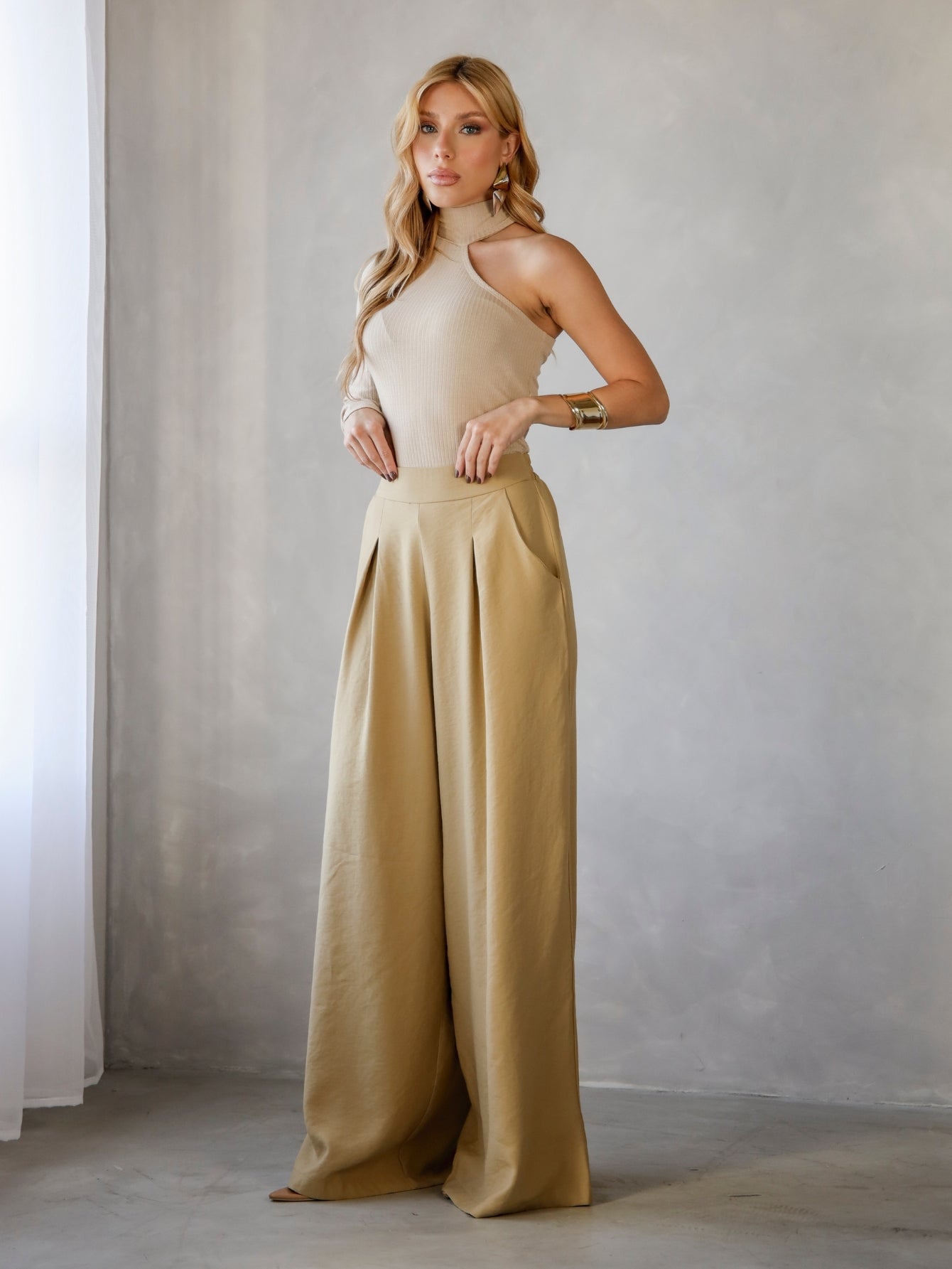 Calça Pantalona Alfaiataria Cintura Alta com Elástico e Bolso Lateral Carmela