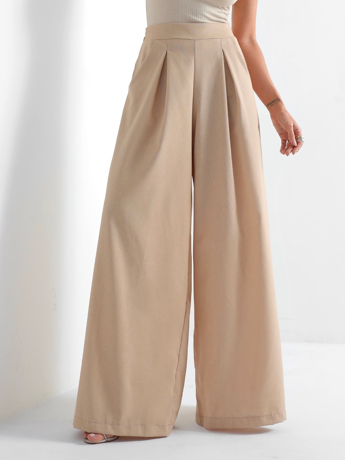 Calça Pantalona Alfaiataria Cintura Alta com Elástico e Bolso Lateral Carmela