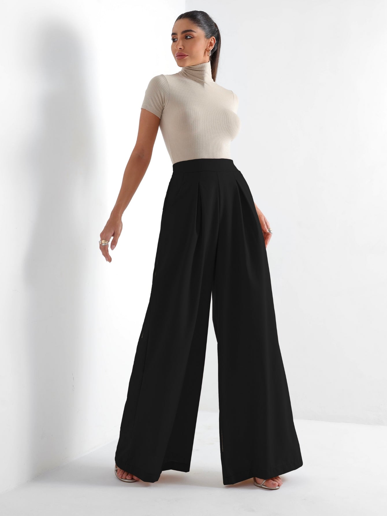 Calça Pantalona Alfaiataria Cintura Alta com Elástico e Bolso Lateral Carmela