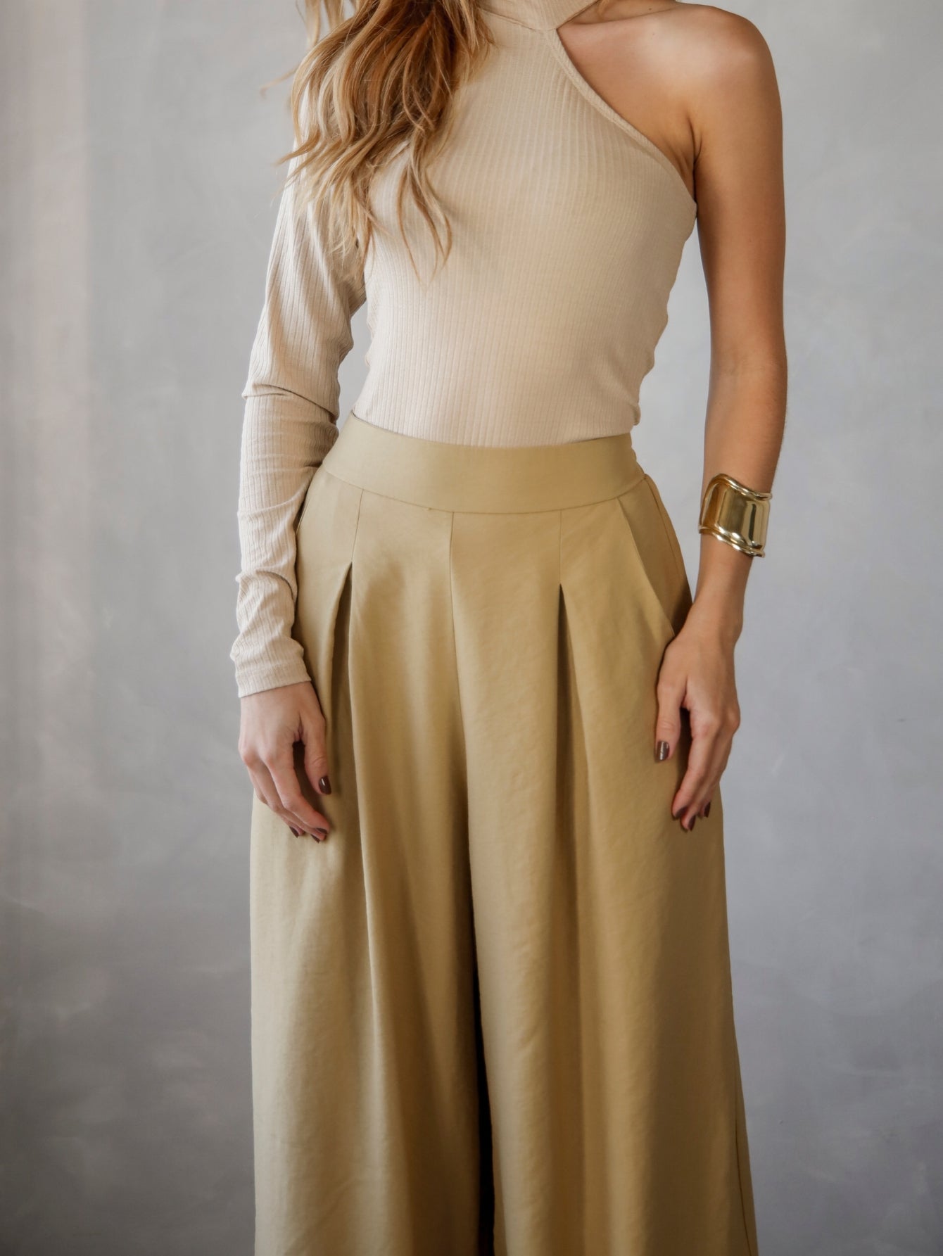 Calça Pantalona Alfaiataria Cintura Alta com Elástico e Bolso Lateral Carmela