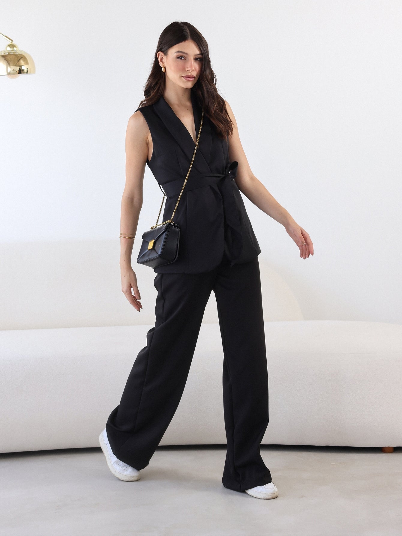 Conjunto em Alfaiataria Colete em V com Faixa e Calça Modelagem Reta Monique