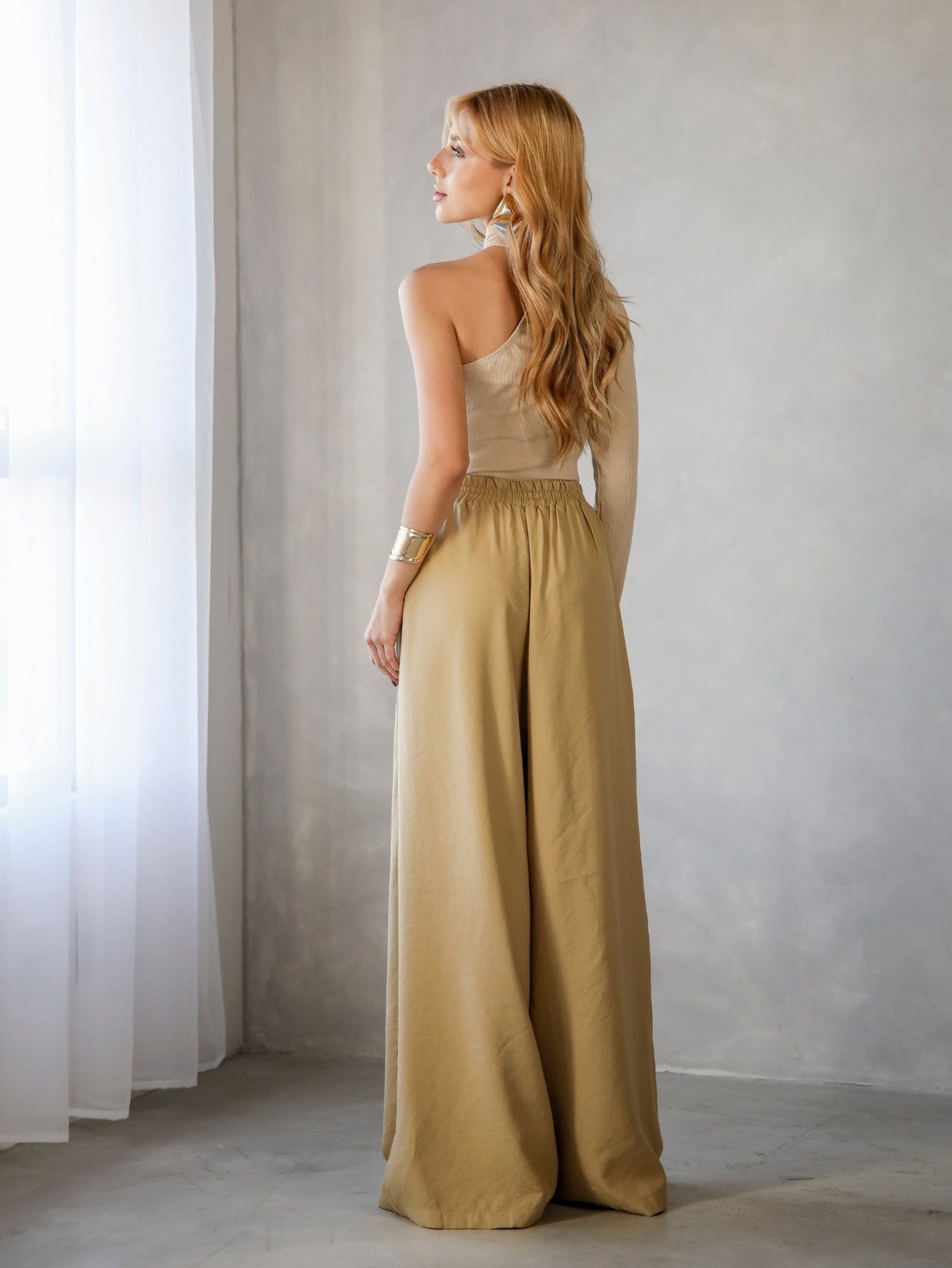 Calça Pantalona Alfaiataria Cintura Alta com Elástico e Bolso Lateral Carmela