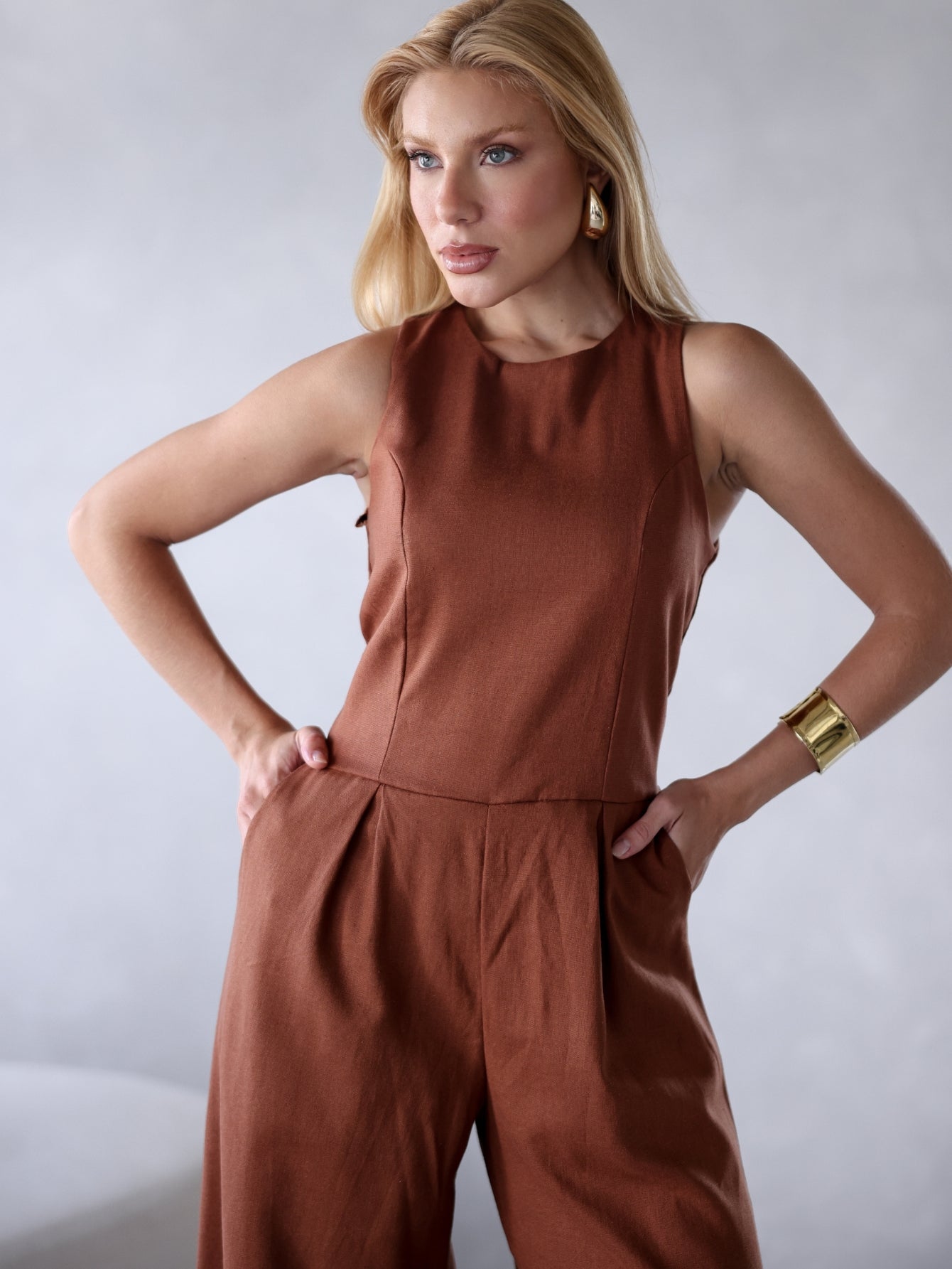 Macacão de Linho Sem Mangas Bolso Lateral Zíper nas Costas Debora