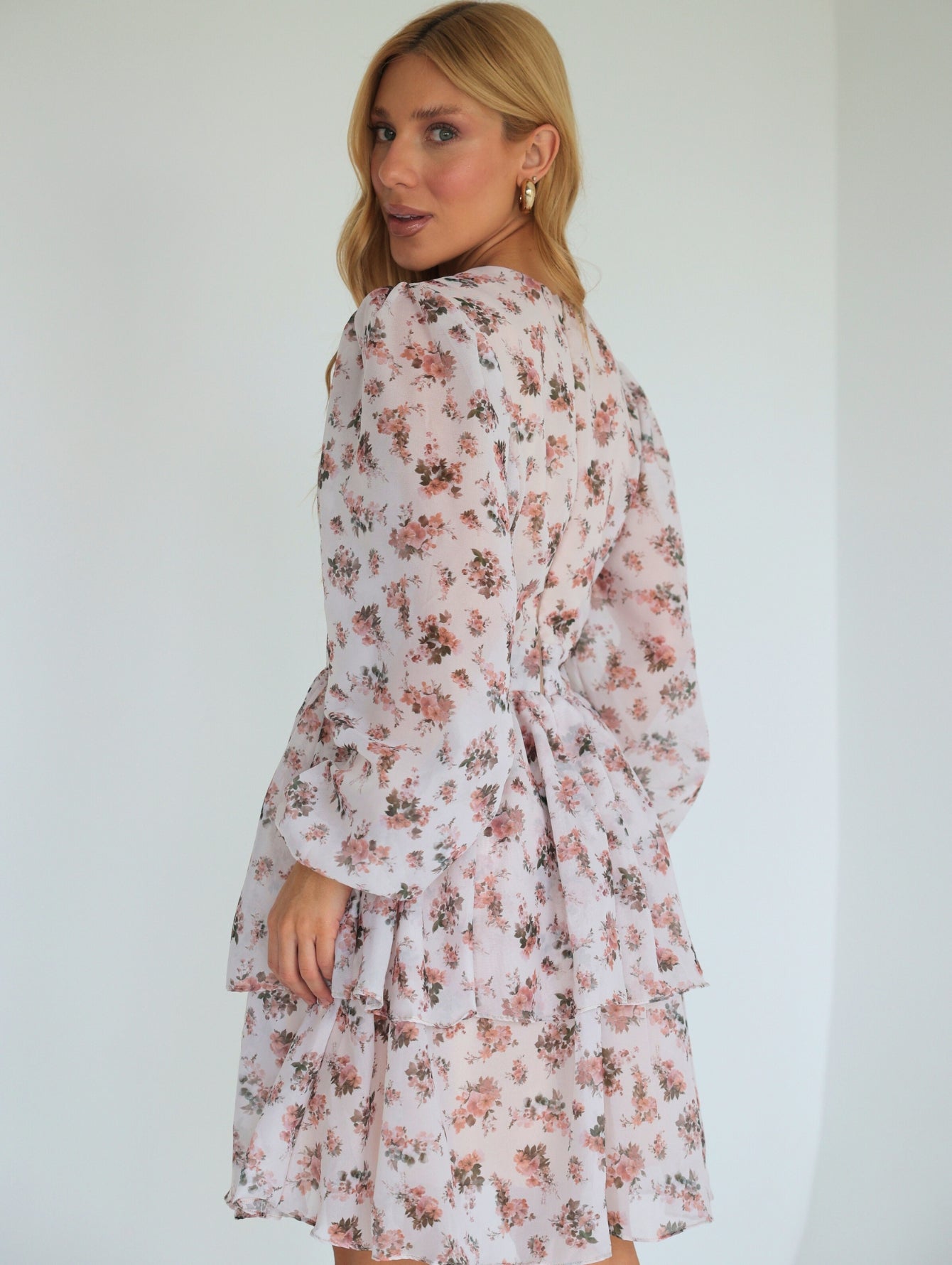 Vestido Floral com Decote V e Saia Duas Marias Cleo