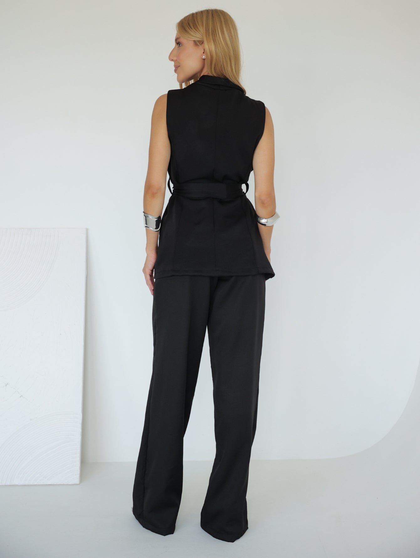 Conjunto em Alfaiataria Colete em V com Faixa e Calça Modelagem Reta Monique