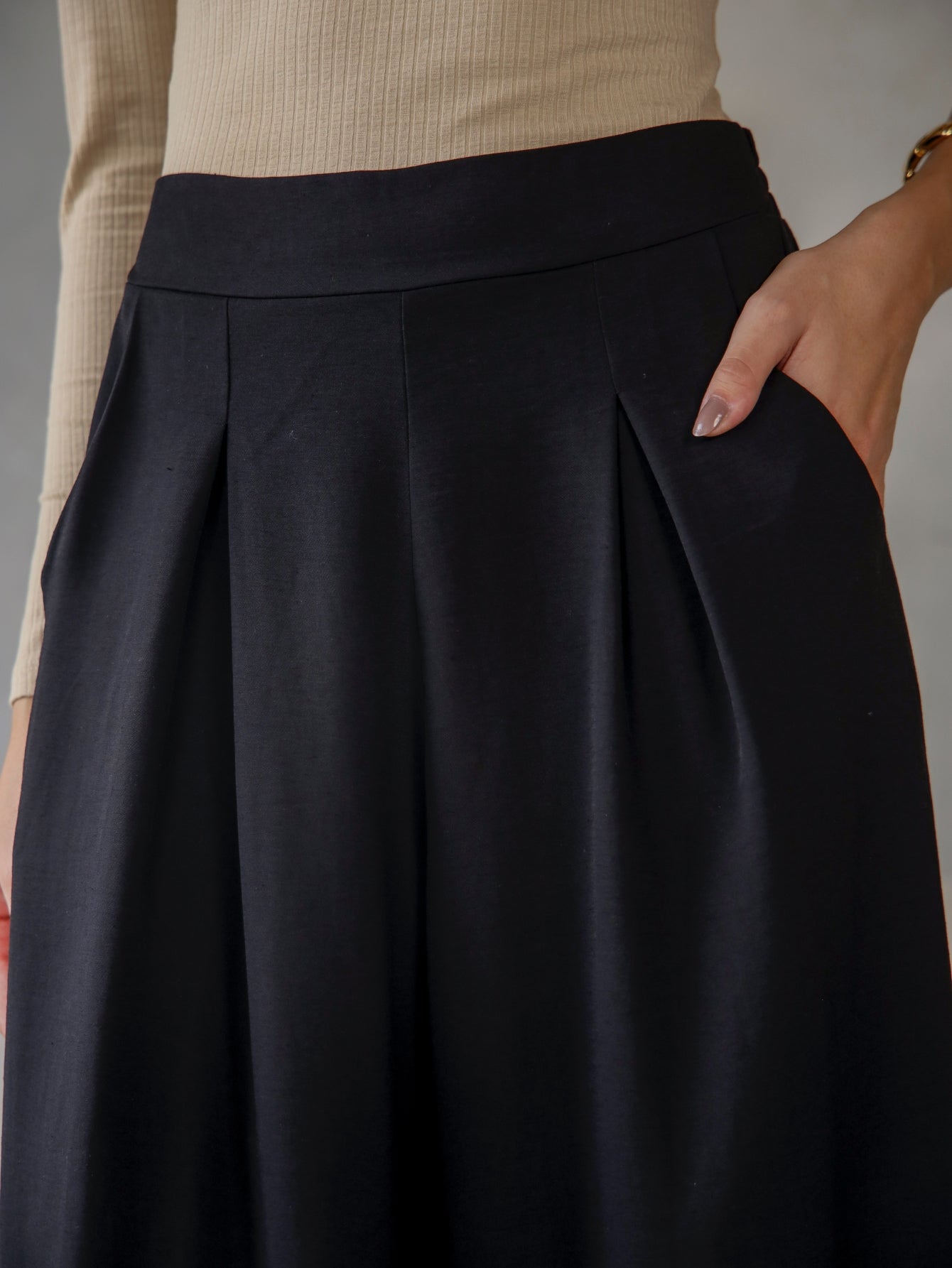 Calça Pantalona Alfaiataria Cintura Alta com Elástico e Bolso Lateral Carmela