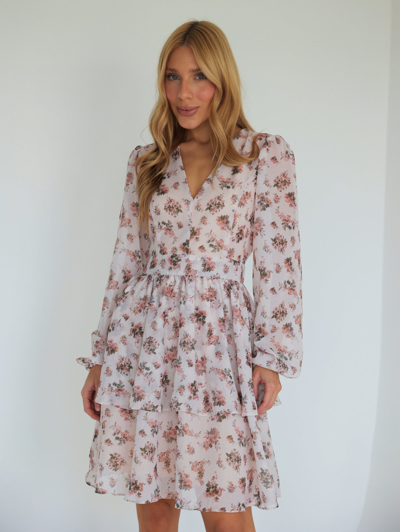 Vestido Floral com Decote V e Saia Duas Marias Cleo