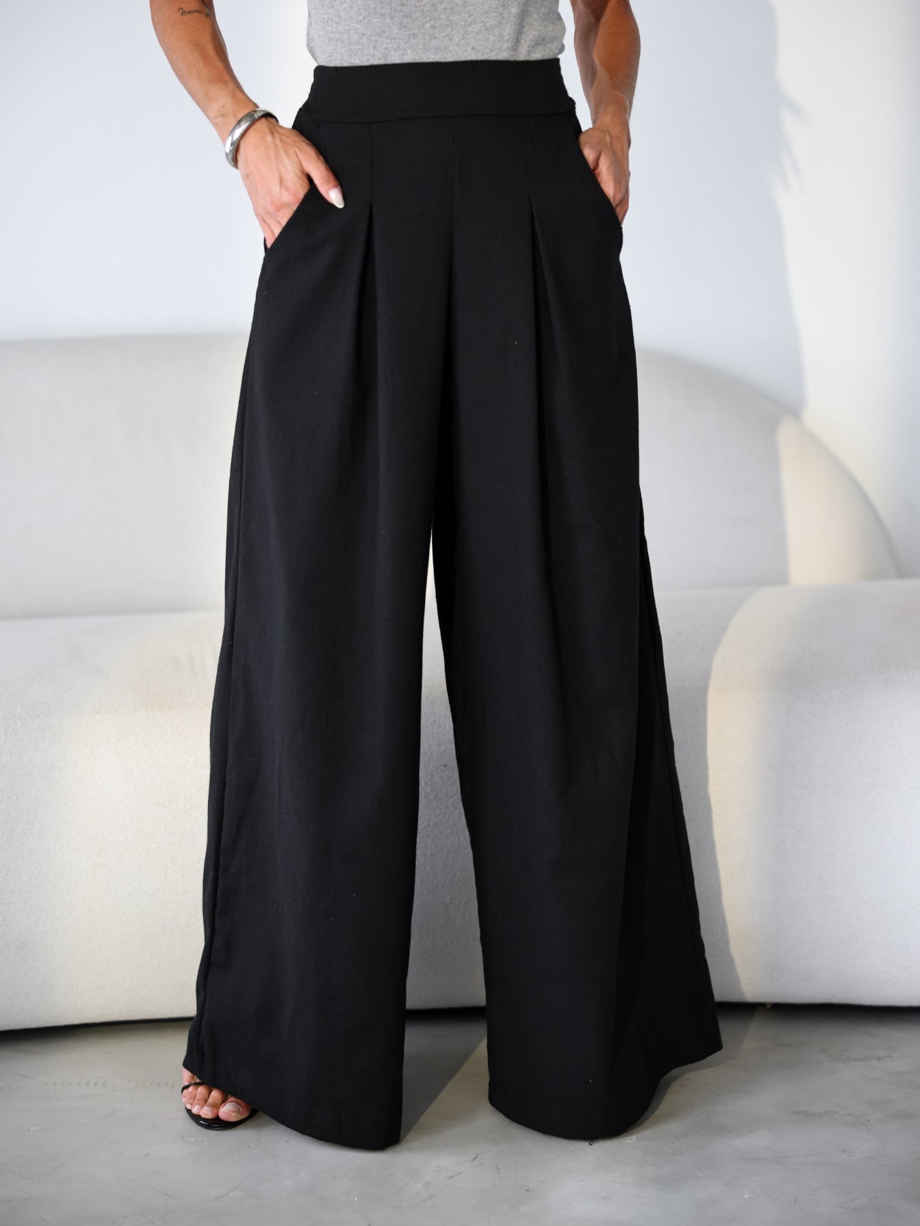 Calça Pantalona Alfaiataria Cintura Alta com Elástico e Bolso Lateral Carmela
