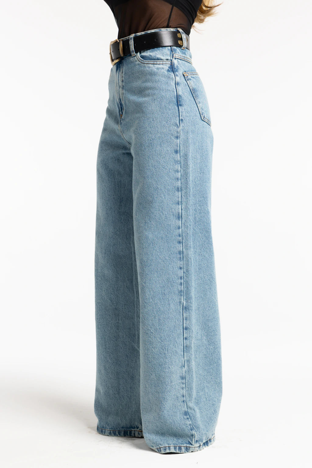 Calça Jeans Wide Leg Kaia em jeans médio — vista lateral