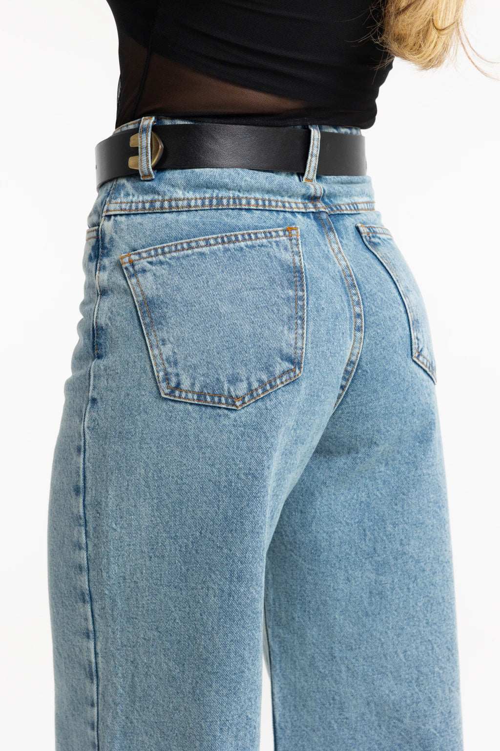 Calça Jeans Wide Leg Kaia — detalhe da cintura e fechamento