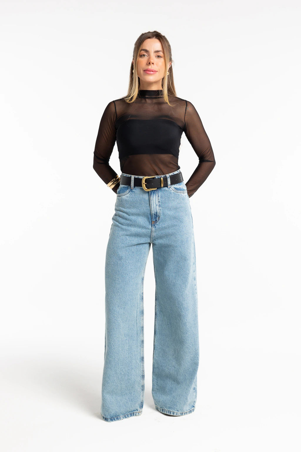 Calça Jeans Wide Leg Kaia em jeans médio — look completo de frente