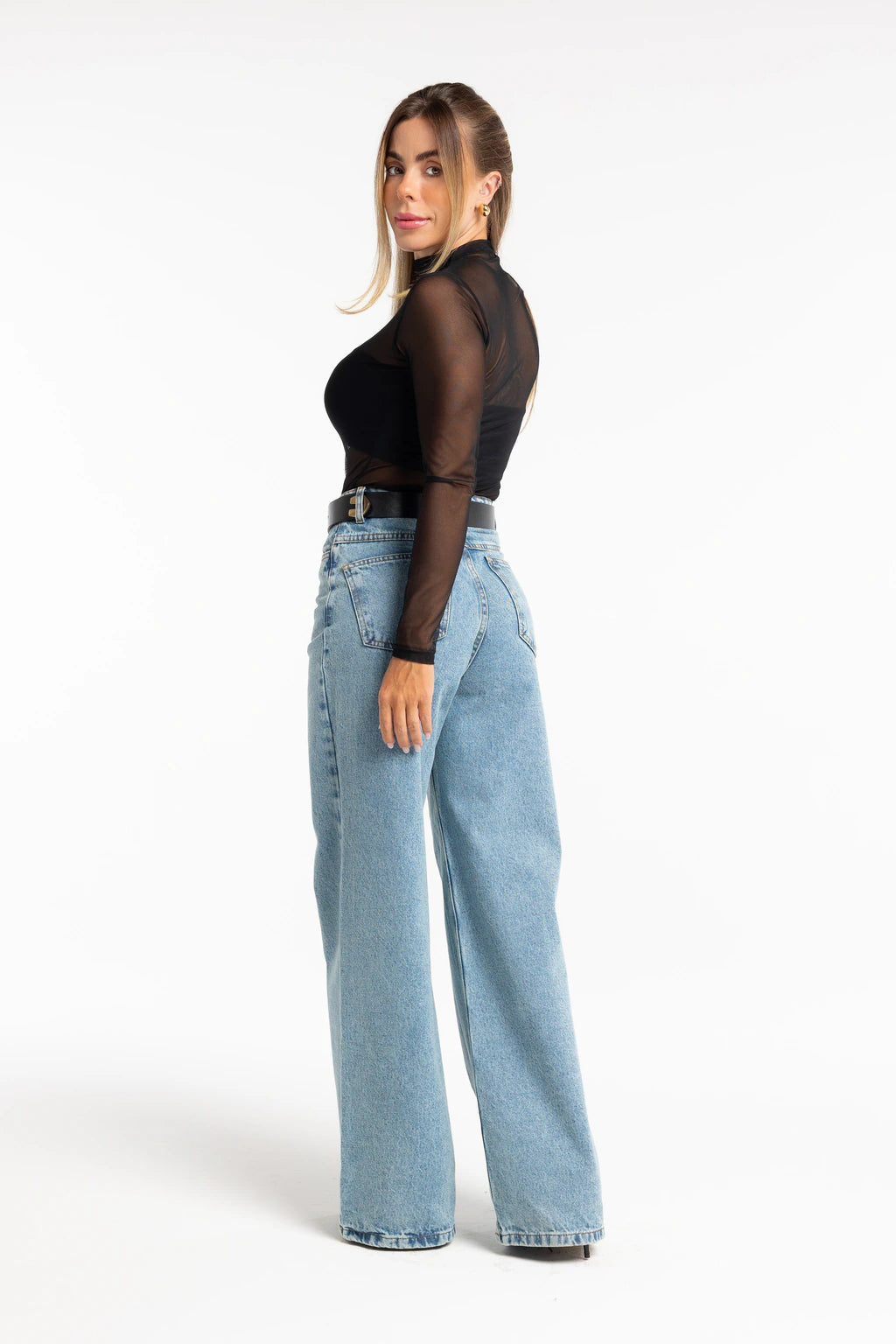 Calça Jeans Wide Leg Kaia em jeans médio — look completo de costas