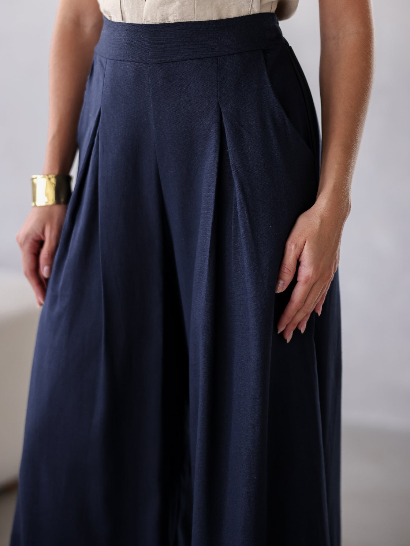 Calça Pantalona Alfaiataria Cintura Alta com Elástico e Bolso Lateral Carmela