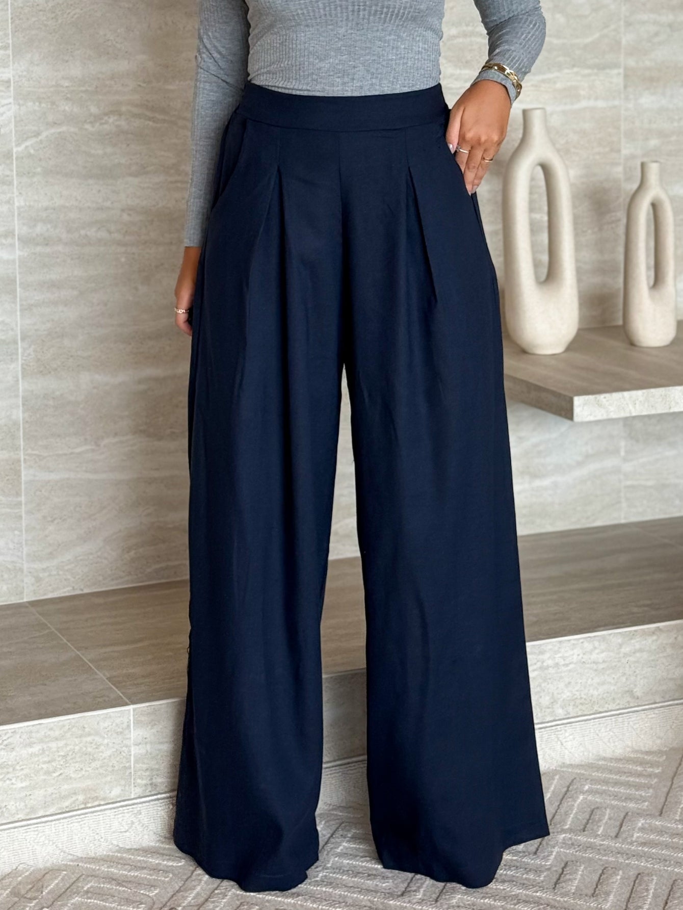 Calça Pantalona Alfaiataria Cintura Alta com Elástico e Bolso Lateral Carmela