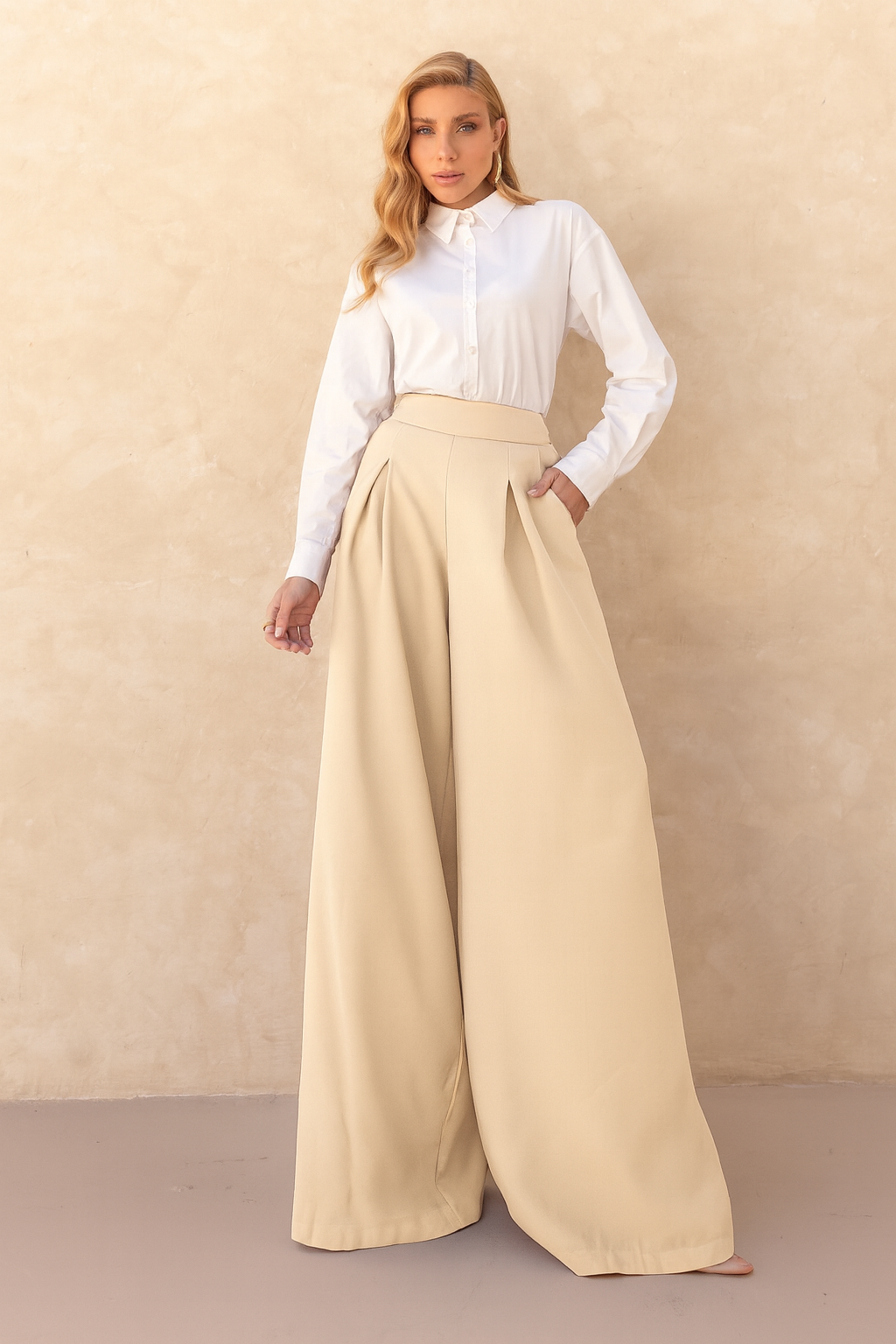 Calça Pantalona Alfaiataria Cintura Alta com Elástico e Bolso Lateral Carmela