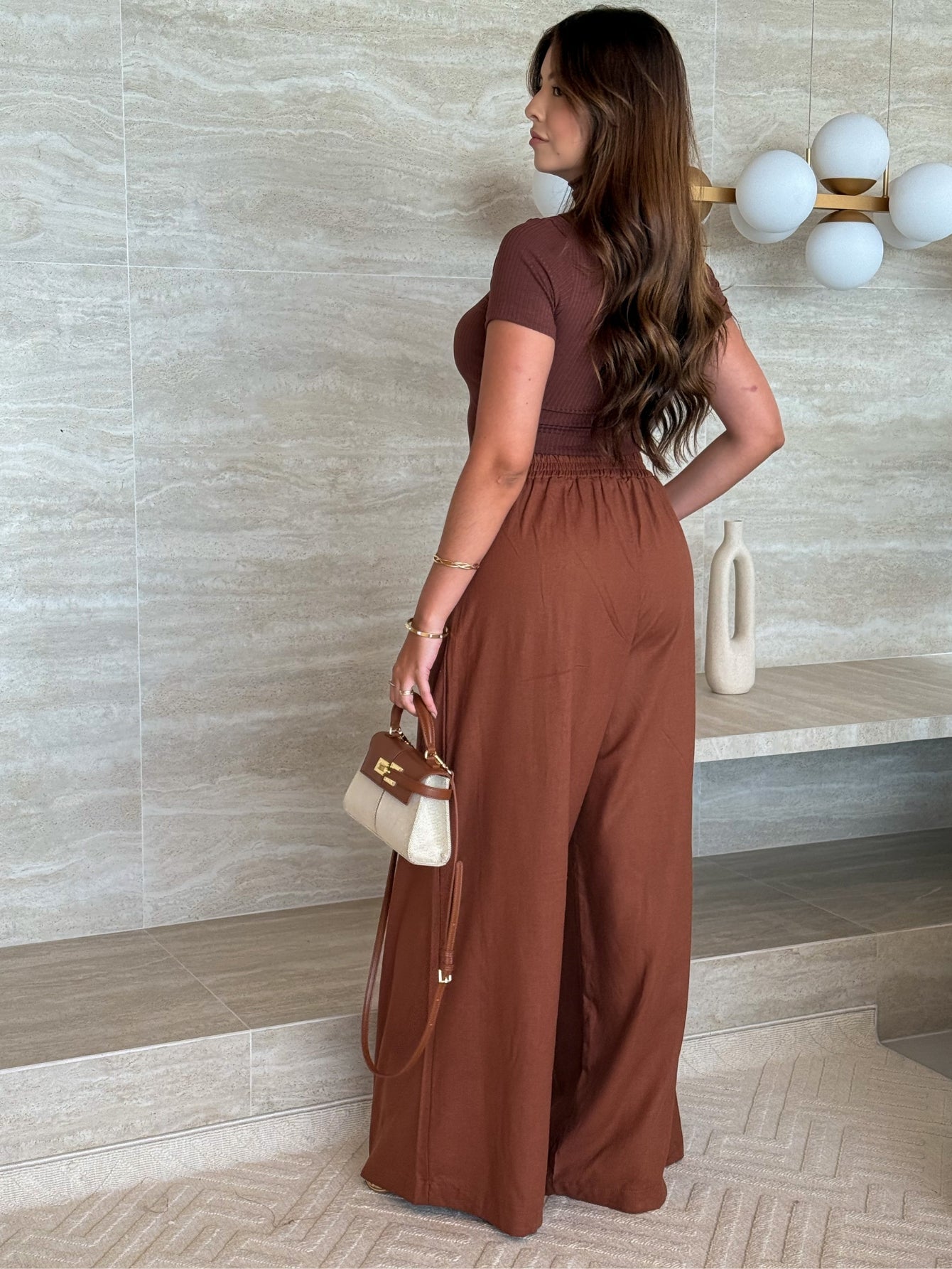 Calça Pantalona Alfaiataria Cintura Alta com Elástico e Bolso Lateral Carmela