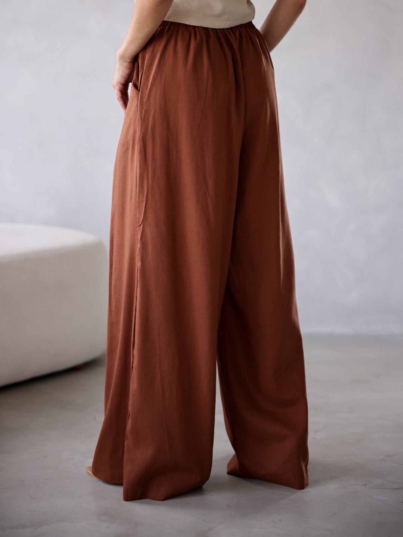 Calça Pantalona Alfaiataria Cintura Alta com Elástico e Bolso Lateral Carmela