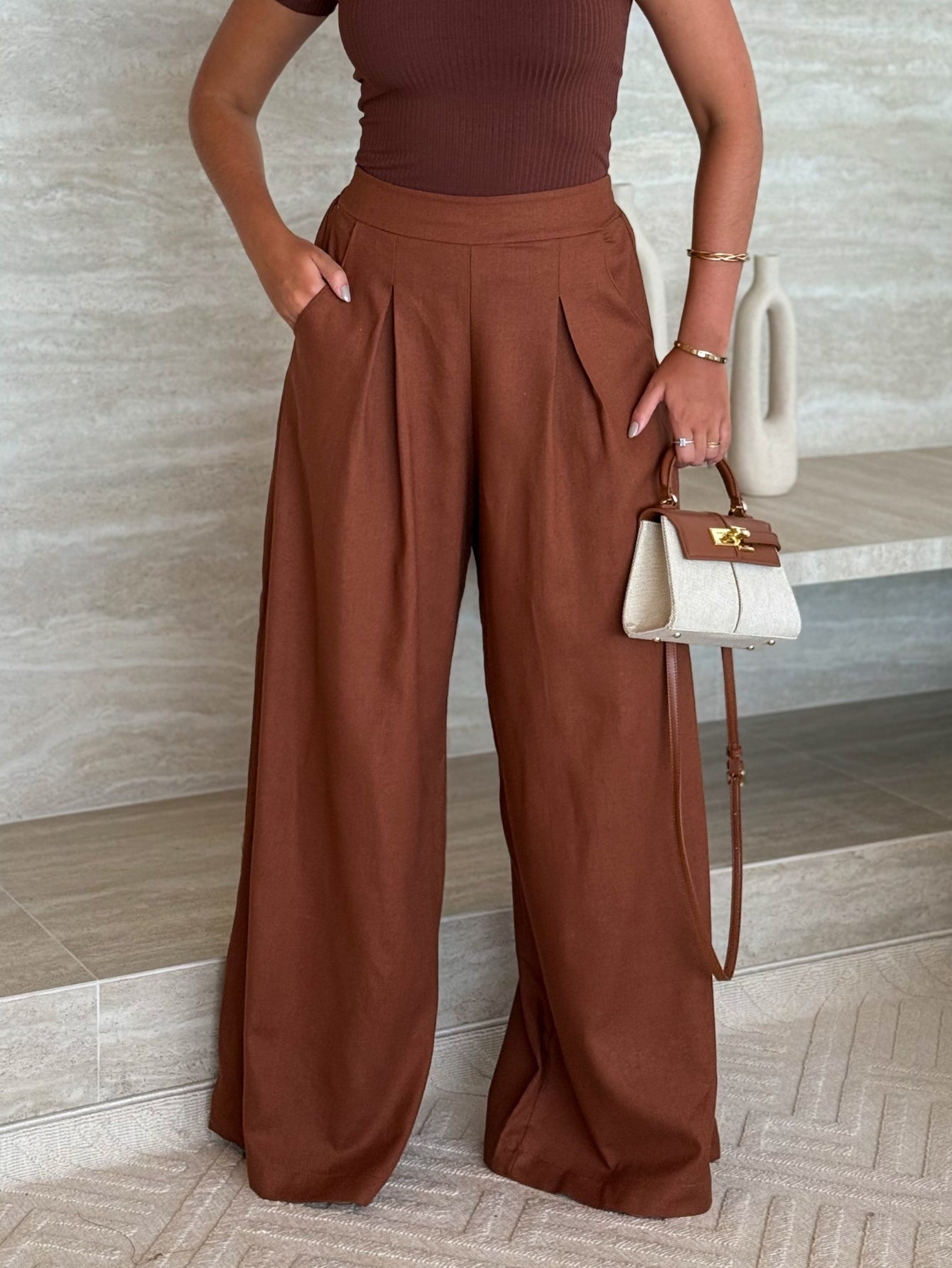 Calça Pantalona Alfaiataria Cintura Alta com Elástico e Bolso Lateral Carmela